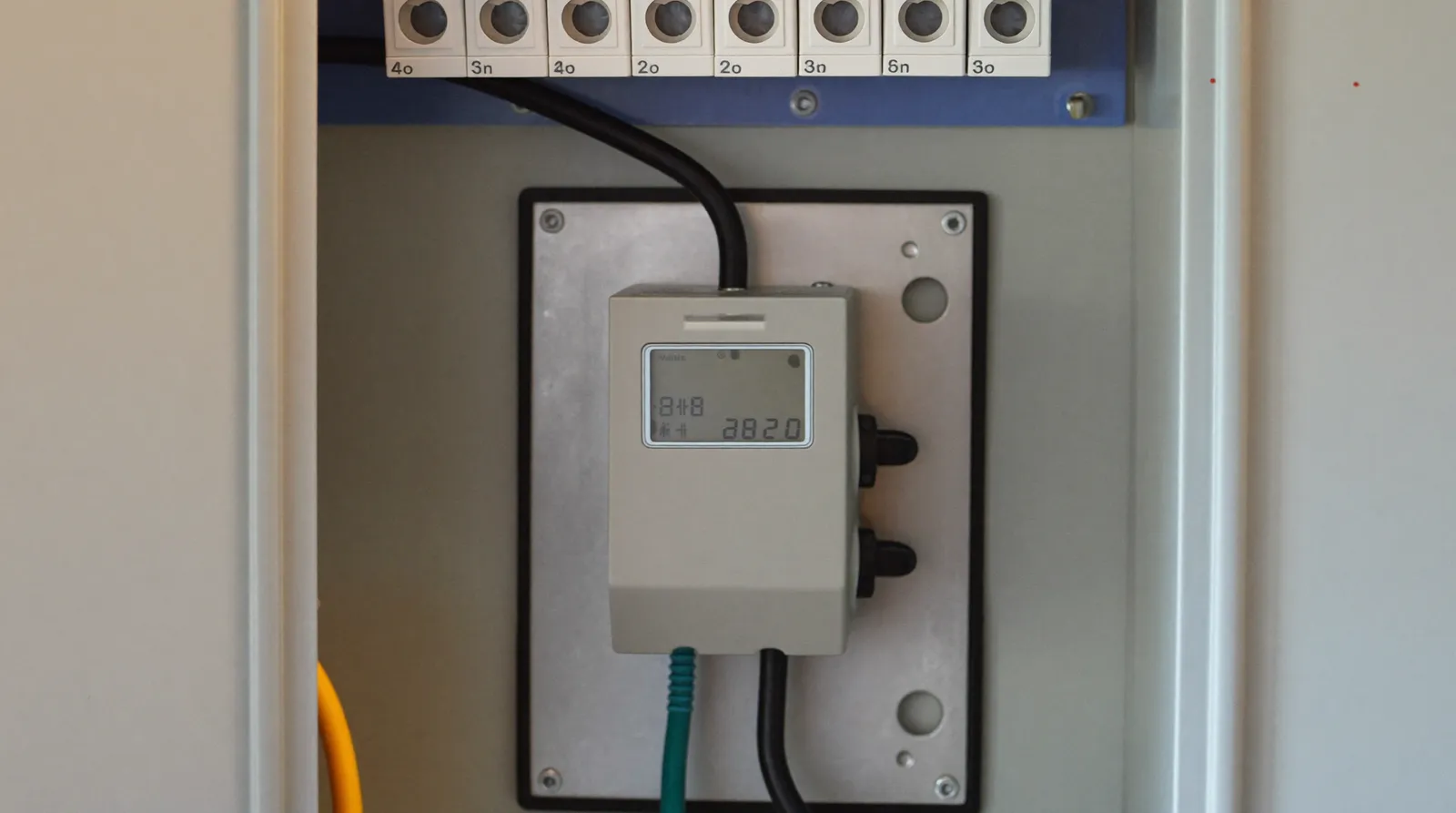 Digitaler Stromzähler (Smart Meter) im Hausanschlussraum